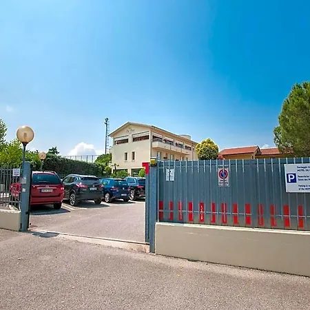 Отель Du Parc 4*